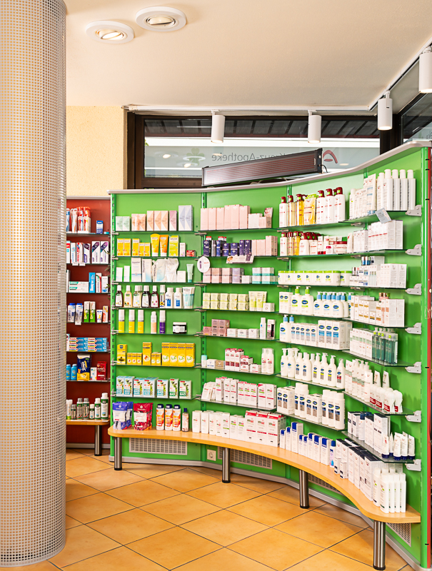 Pflegeprodukte im grünen Verkaufsregal