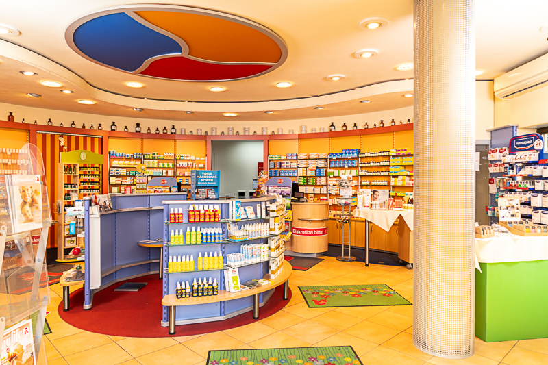Heller Verkaufsraum der Apotheke mit Beratungstheke