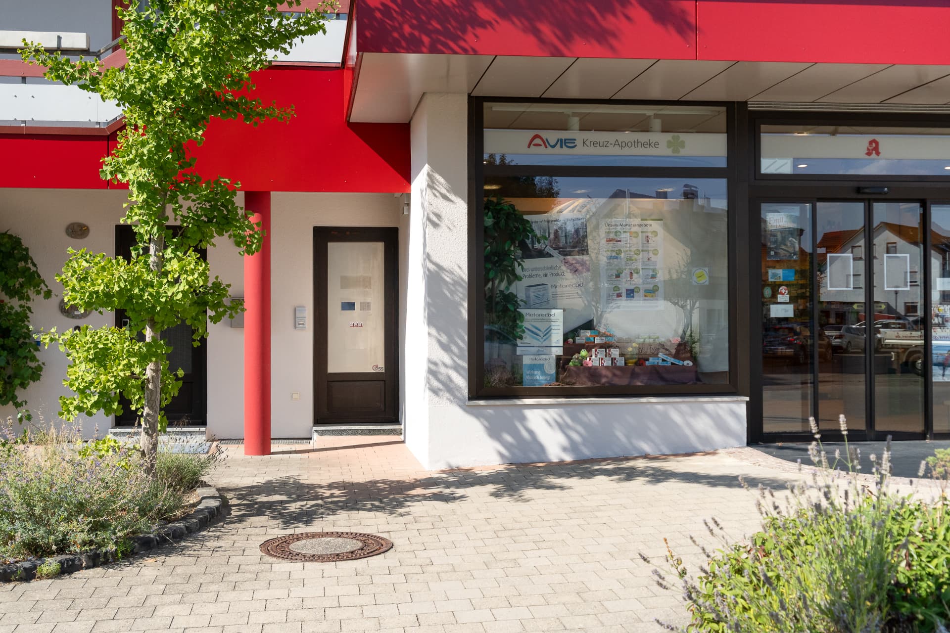 Außenansicht der Kreuz-Apotheke Weißenburg mit dem 24h-Abholautomaten links neben dem Schaufenster